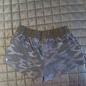 Vuori Clementine Camo running shorts x-small